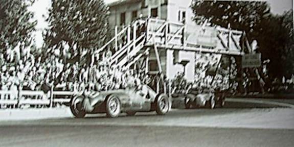 Trossi gana GP Italia 1947 ante Varzi (archivo Guzzardi e Rizzo)