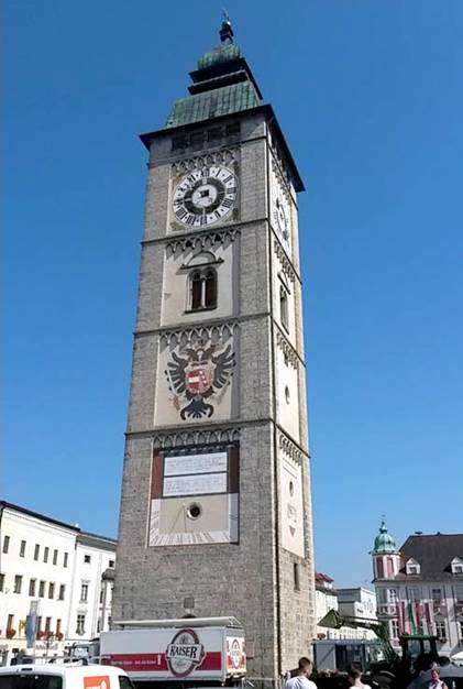 Una torre con un reloj  Descripción generada automáticamente