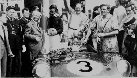 Ron FLOCKHART (1923-1962) e Ivor BUEB (1923-1959) acaban de ganar Le Mans 1957 (foto publicada en JAGUAR, de Viart y Cognet)
