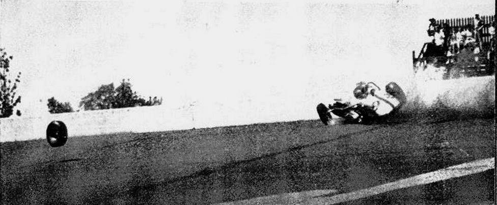 Eddie SACHS (1927-1964) pierde una rueda en Indy 1963, pero la muerte aguardaría un año (foto publicada por Mecánica Popular)
