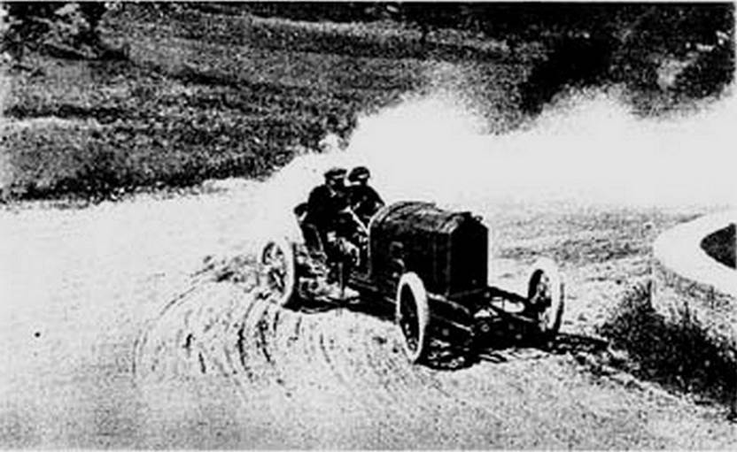 1913 -   BOILLOT (Peugeot) ganando la Subida del Mont Ventoux 1913 (foto archivo Auto Rama)