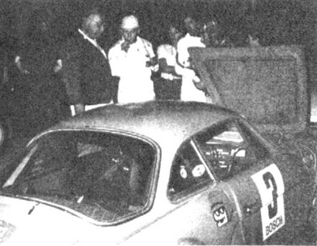 Jaime SEGOVIA (con gorra), Etchebers, Christine, Tramont y el Alpine, poco antes de la tragedia (foto publicada en Autopista en 1970)
