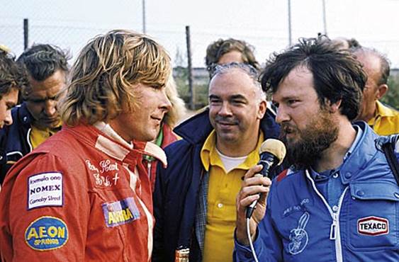 James Hunt atendiendo al enviado especial de TVE, Javier del Arco, nada más ganar el GP de Holanda de 1975 con su Hesketh